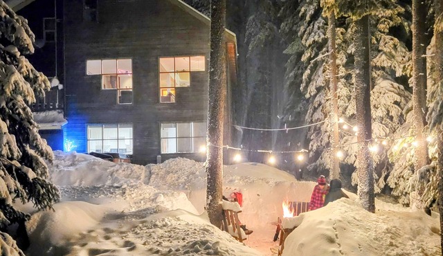 Apex Mountain Resort cabin in the trees, short walk to slopes, hot tub, fire pit