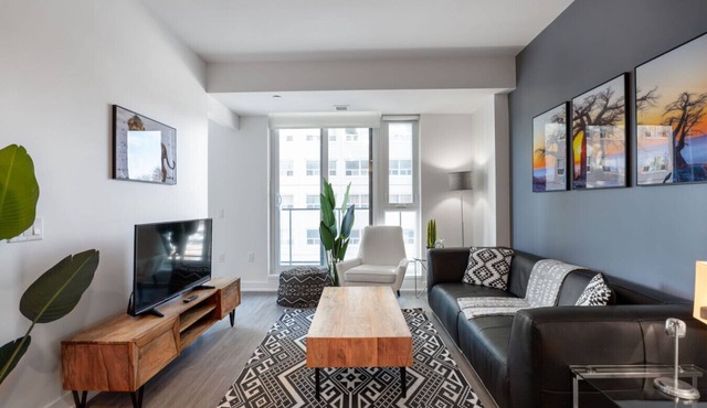 Apt w/Den and Rooftop, Steps to Little Italy