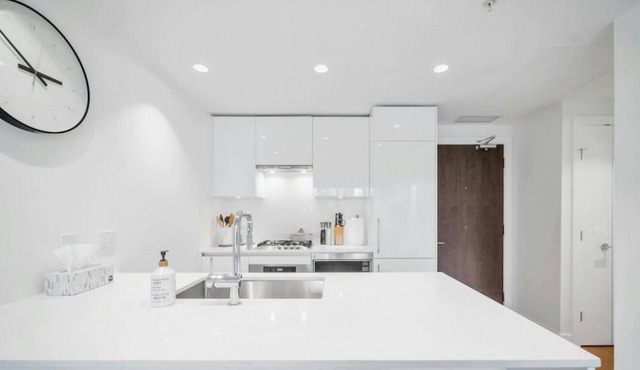 ARIES PALACE - LUXURY& MORDEN 1 BEDROOM CONDO