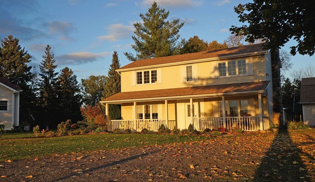 Arrowstone Luxury Farmhouse in Historic Old Town, Niagara-on-the-Lake.