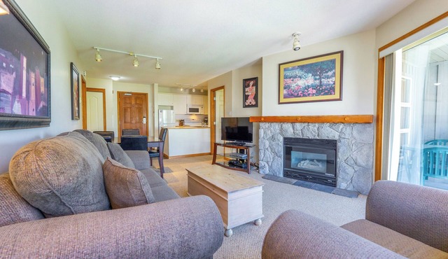 Aspens #563 Prime Ski-in Ski-out Location! Top Floor Unit, Pool, Hot tubs, BBQ