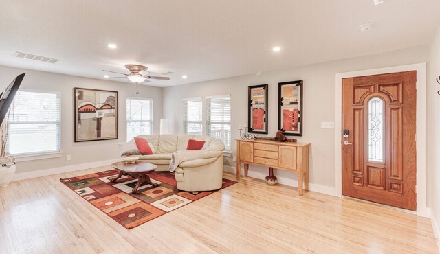 Atnt Cowboys Rangers Tx Live FIVE STARS! 4Bed 4 Bath Walk Downtown Arlington in Arlington