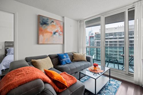 Autumnaly Whisper 2 BR & DEN in the Heart of the City