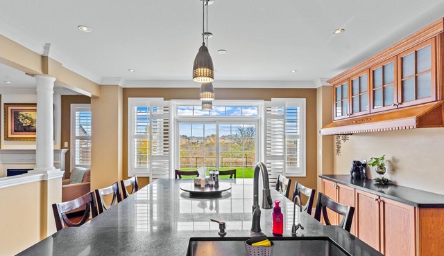 Awesome 5BR Home ~ Brampton ~ Stylish ~ Patio