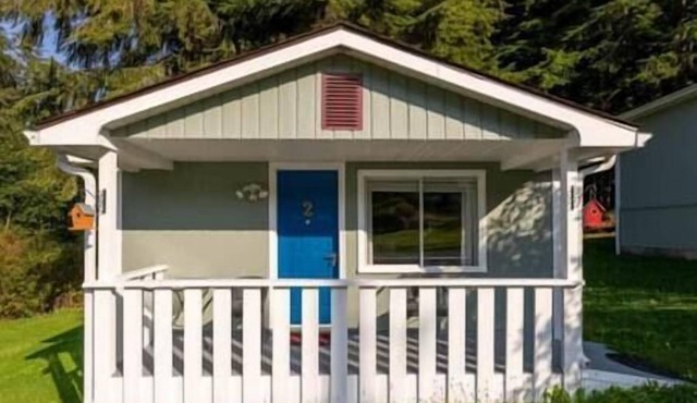 (B) Queen's Cabin Comfort (non pet friendly)
