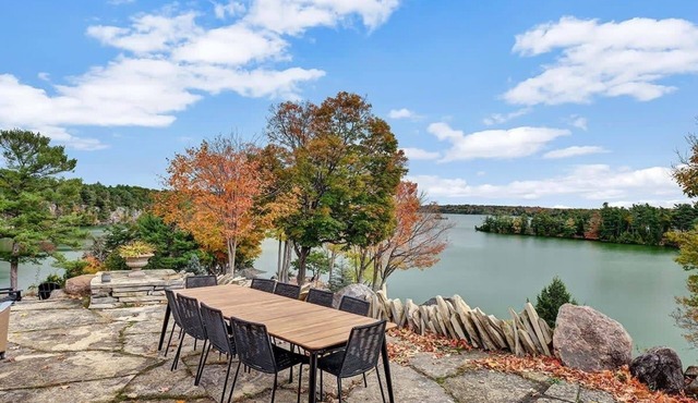 Badger's Sett - Estate on point with hot tub
