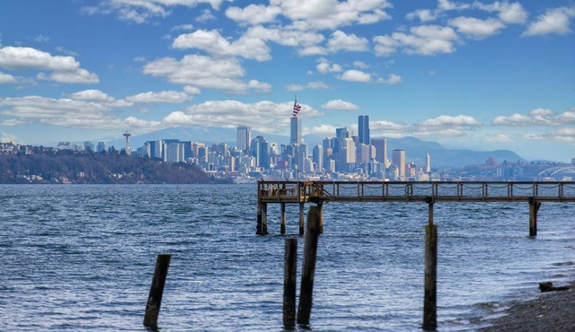 Bainbridge Beachfront: Seattle Skyline Views in Bainbridge Island