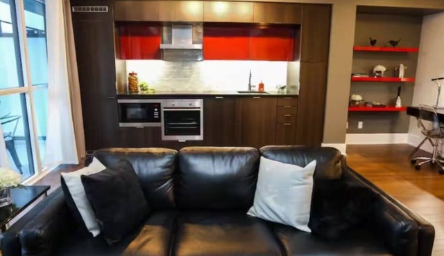 Balcony 1BR Toronto Suite with Workspace & Wi-Fi