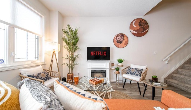 Bali Style Home - King Bed - Fireplace - Jacuzzi - Fast Wi-Fi - Free Netflix & Garage Parking