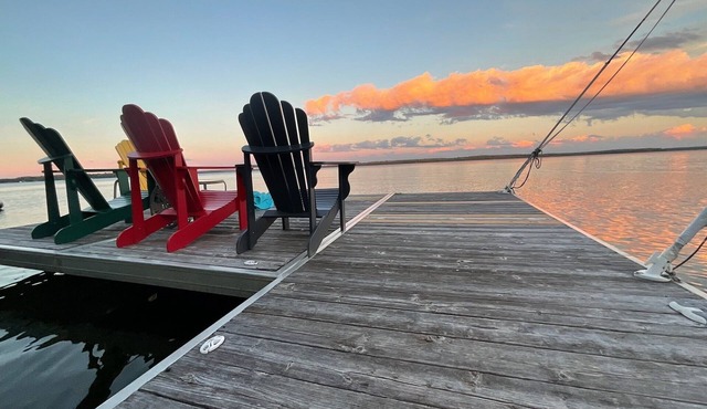 Balsam Lake Beauty! Waterfront in the Kawarthas! Sleeps 10!