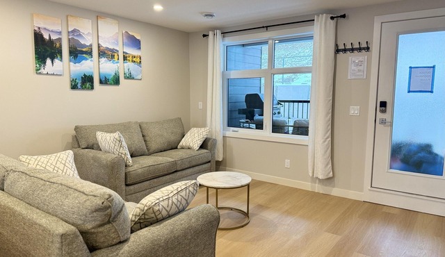 Banff Gateway Townhouse, Hot tub and BBQ