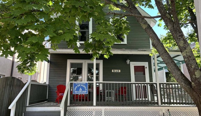 Barefoot Beach House II: A spacious 4-bedroom cottage in Old Orchard Beach, perfect for 9 guests.