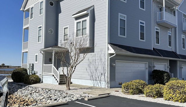 BAY FRONT HOME WITH AMAZING VIEWS. MINUTES TO THE BEACH AND STEPS TO THE POOL in Fenwick Island