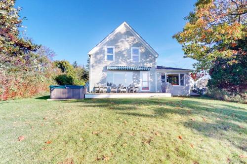 Bayfront house on Port Clyde Harbor with views, hot tub, beach access