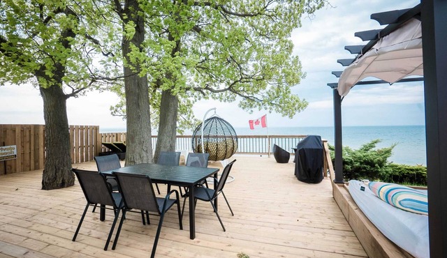 Beach Front Family Cottage Ping Pong & Karaoke!