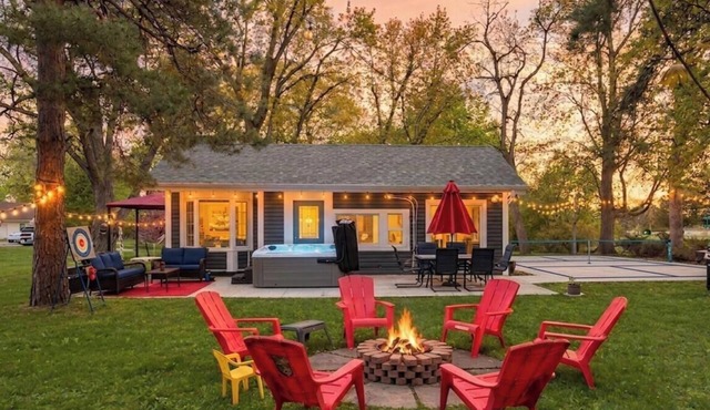 *Beach Walk, Hot Tub & Private Pickleball Gem*