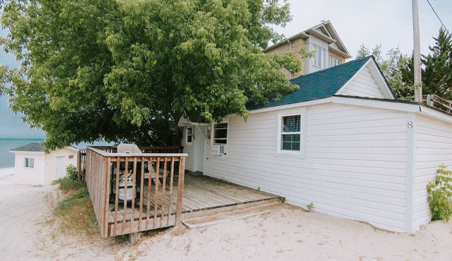 BEACHFRONT COTTAGE IN WASAGA BEACH - SANDPIPER BEACH RESORT - COTTAGE # 8