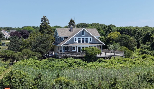 Beachfront Oasis - Family friendly - Panoramic Waterfront Views in Fairhaven