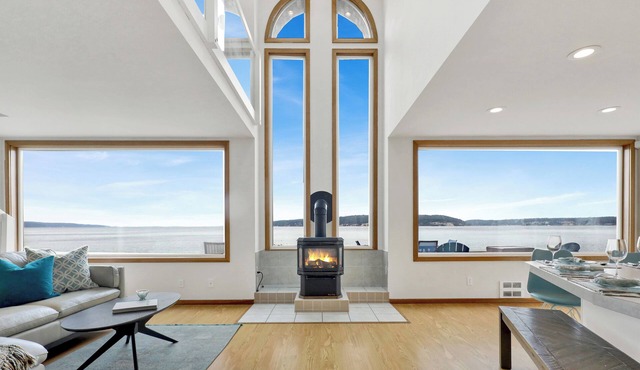 Beachfront, Water & Mountain Views, Epic Deck on Whidbey Island! in Langley
