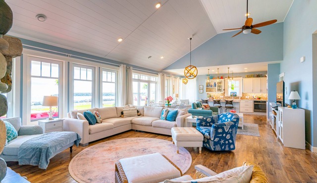 BeachHouse,Ocean Waves, WhiteSandy Beach,Hot Tub, FirePit and Relaxation Awaits!