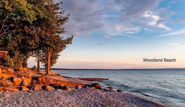 Beachside Escape: Tranquil Cottage Retreat Steps from the Shore! (Pet-friendly)n