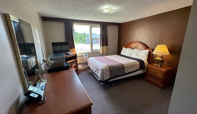 Bears Den Lounge and Motel in Deep River