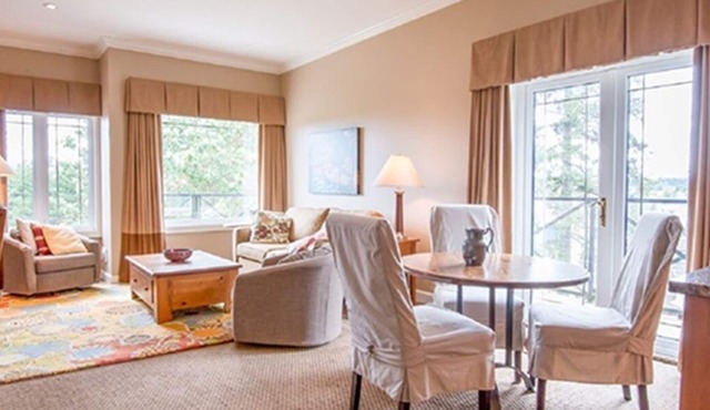 Beautiful 1 Bedroom Penthouse Ocean Views Free Parking Sidney BC
