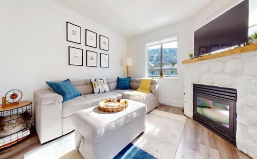 Beautiful 1BR in Village Centre