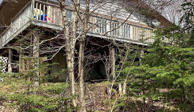 Beautiful 2 bedroom cottage on the pond conveniently located