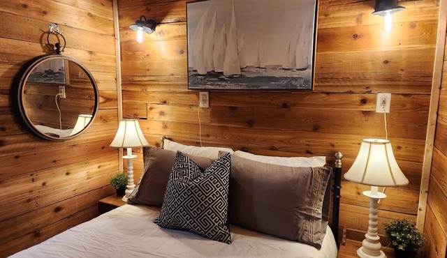 Beautiful 3+1 bedroom cottage for rent sleeps 8 surrounded by nature in South River