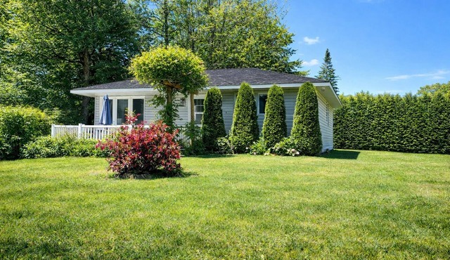 Beautiful 3-Bdrm Cottage close to Ski Resorts w/Hot Tub, Game Room, & more!