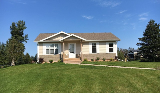 Beautiful 4 bedroom house with waterview - 5 min to the beach!