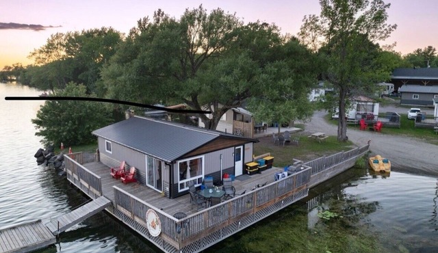 Beautiful Blue Jay Lake front Cottage