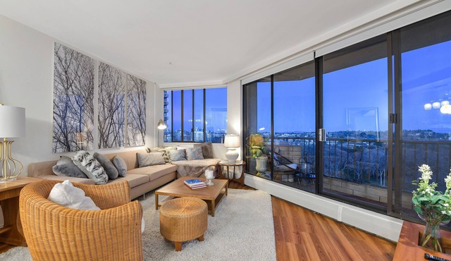 Beautiful Bright 1 Bedroom Condo Overlooking Beacon Hill Park and Olympic Mountains