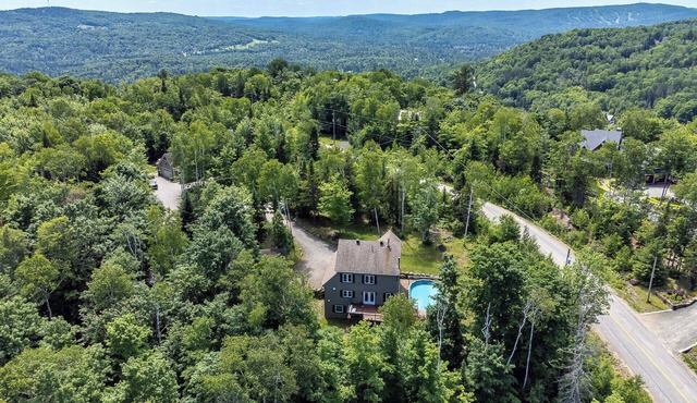 Beautiful Chalet located minutes away from ski hills in Morin-Heights