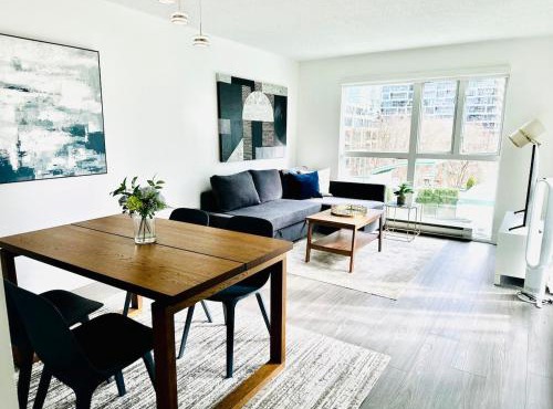 Beautiful condo beach side Yaletown