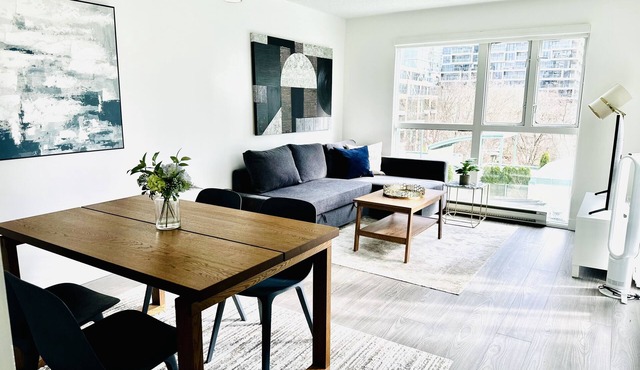 Beautiful Condo in Yaletown steps from the ocean