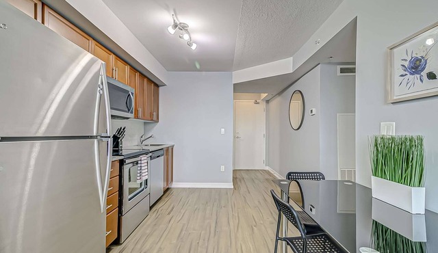 Beautiful Condo Near Subway station