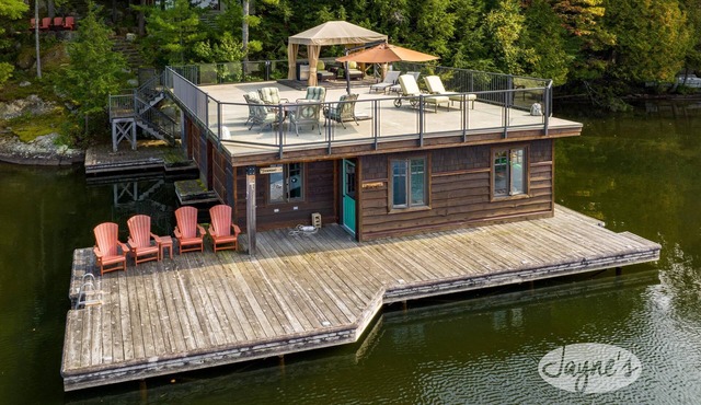 Beautiful Cottage & Bunkie w/Unbeatable Boathouse Deck! South Rosseau! Sunsets!