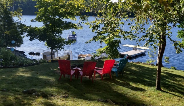 Beautiful Cottage on a Stunning Lake, Great for Family and Friends! in Gilmour