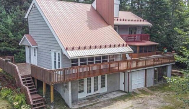 Beautiful cottage w/firepit, pool and a river in the property
