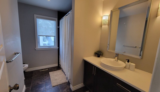 Beautiful cozy single House in Rockland ,ONTARIO which is 35 min from Ottawa.