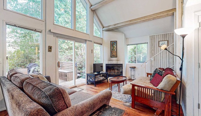 Beautiful Dog-Friendly Home on the Lake - Great Views & Private Dock in Florence