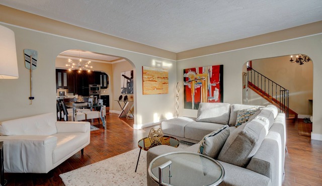 Beautiful Home in Calgary, Private Garden and Deck
