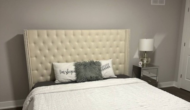 Beautiful home stay in Ingersoll. One king bed and bathroom.