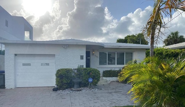 BEAUTIFUL HOMES IN SURFSIDE MIAMI in Surfside