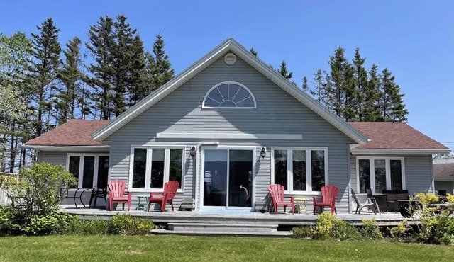 Beautiful House Located by a Golf Course and 5 Mins From National Park Beach