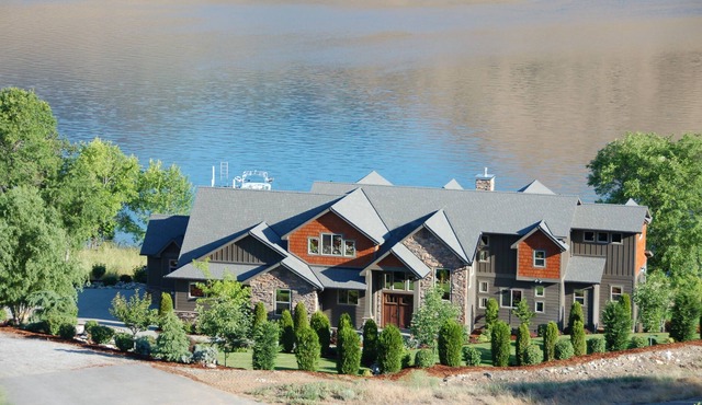 Beautiful Lake Front Vacation Home--Sleeps 11 in E Wenatchee