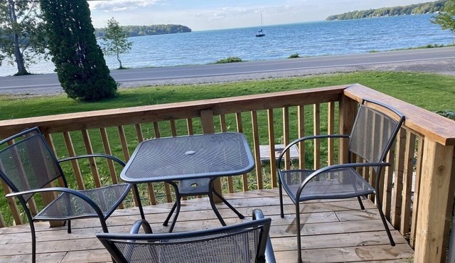 Beautiful lake view cottage ,Shallow Beach, Backyard privacy.Mid-Term