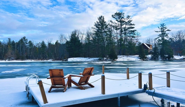 Beautiful Lakefront Cottage with Hot Tub